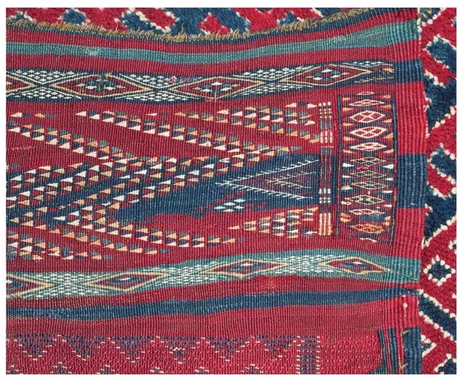 Close-up of the rug's wrapped side and white guide knots