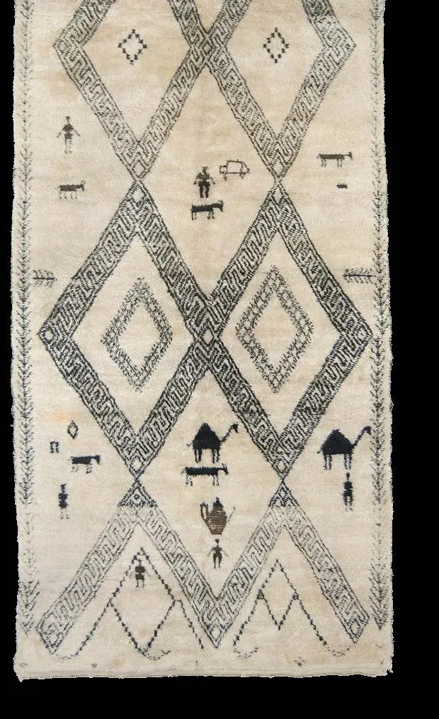 Ivory rug with monumental grey diamonds and small black animals