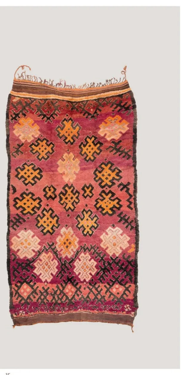 Short pink rug with large geometric motifs