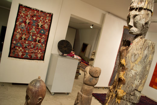 tunesischer Gafsa Kelim +antike Skulpturen aus Borneo, Sumatra + Timor