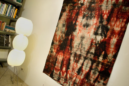 zeitgenössischer iranischer Batik Kelim + eine 'three stone' Lampe von Ango