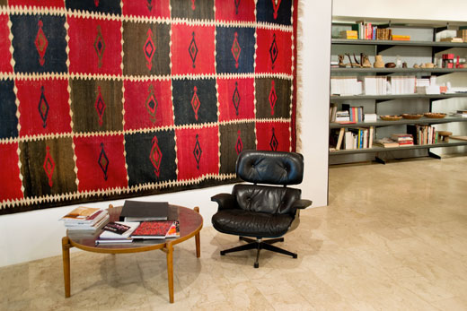 großer Kelim aus Labitschar, brasilianischer vintage Couchtisch ca. 1960, Lounge Chair von Charles + Ray Eames, Vitra 1970s