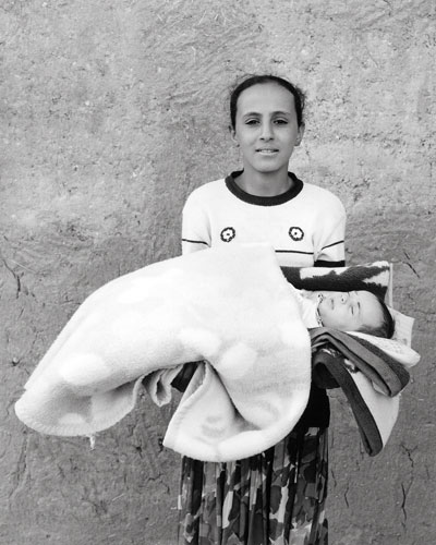 Morocco Dra valley ksar Tissergate 2 berber girls © BartDeseyn